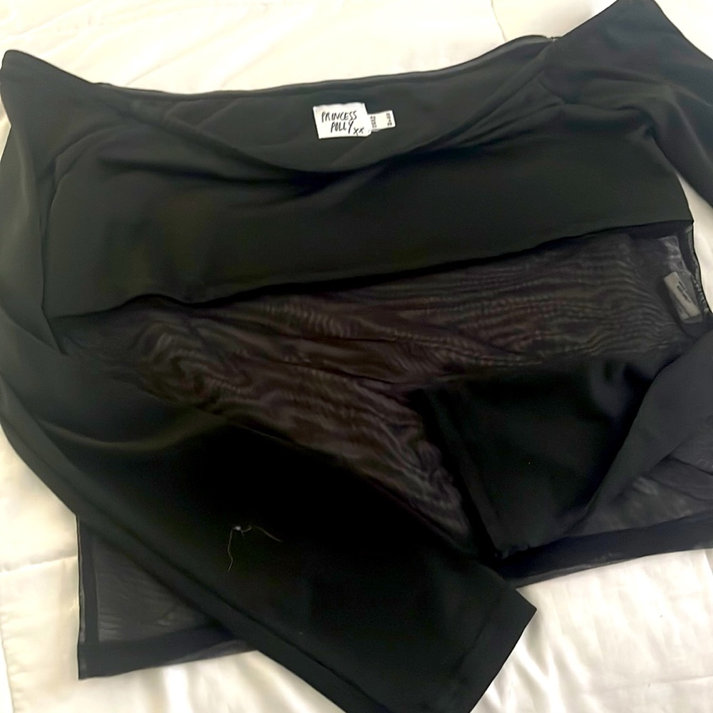 Size 6 Princess Polly black off the shoulder top🖤